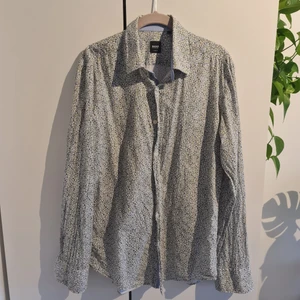 Hugo Boss Skjorta - Fint skick. Slim Fit, storlek M. Blommigt mönster Nypris: 1600