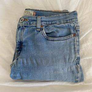Lågmidjade jeans  - Det perfekta paret lågmidjade Levis jeans men extremt skön passform. Dom är tajtare runt höften men vida vid benen. Jeansen är lite slitna men det tillägger bara en cool vintage look enligt mig 🫶 Skriv om fler bilder och frågor 💋💋