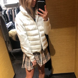 Moncler jacka vit - Vit moncler jacka som passar för våren/hösten. Köptes på Mytheresas hemsida för 6500kr för ungefär ett år sedan. Jackan är endast använd ett fåtal gånger och är i bra skick! Storlek S