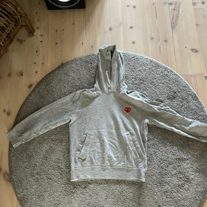 Comme des Garcons Hoodie - Hoodien har ett hål på vänstra armen, lätt att laga! 