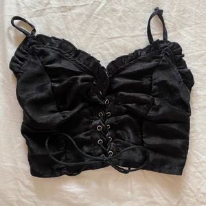 Svart topp - Svart topp från shein som man knyter i fram. Köpt för ungefär ett år sen men aldrig använd endast testad. Säljer då den inte passar mig. Tryck inte på köp nu, betalning sker via swish. Köparen står för fraktkostnaden. Skriv för fler bilder eller frågor :)