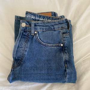 De perfekta högmidjade jeansen från bikbok som knappt är använda. Jeansen är vida i benen men tajtare i midjan. Skriv om fler bilder eller frågor💋🫶