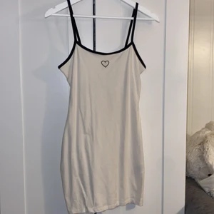 Vitbeige klänning - Super söt klänning som endast använd 1 gång 