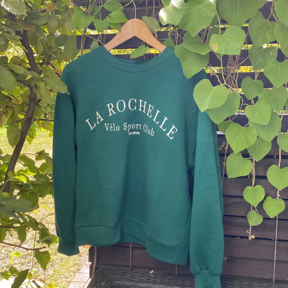 Fin grön sweatshirt från Gina tricot. Säljer på grund av att den aldrig kommer till användning. OBS köpare står för frakt. . Hoodies.