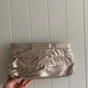 Necessär  - Gulligaste gulligaste necessären från Victoria secret! Toppenskick🍀💚