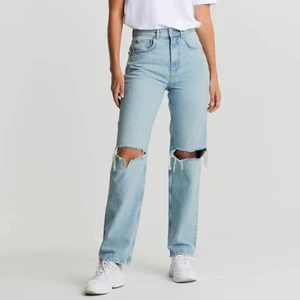 Jeans & byxor - Ett par blåa håliga jenas från Gina. Säljer för 300 kr