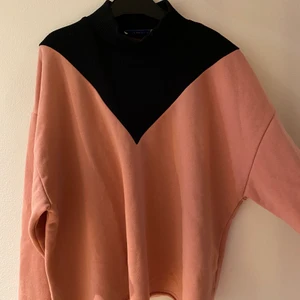 Tjocktröja i svart och rosa - Tjocktröja från zara, nyskick