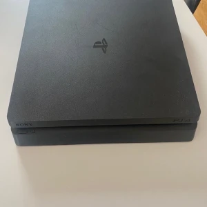 PlayStation 4 Slim - 1 års använd fel fri fraktas eller möts i Stockholm.  Kan gå ner i pris.