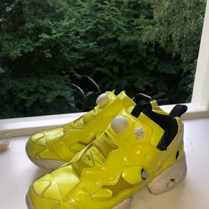 reebok sneakers  - ett par reebok sneakers, ganska slitna som syns på bilden. men sulan är i gott skick! dom är limegrön/gula ish. 