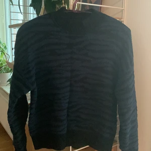 Tröja  - Jättefin tröja från Pull and Bear i storlek Xs! Pris 100 kr + köparen står för frakten. Super snygg nu till höst! Skriv!💓