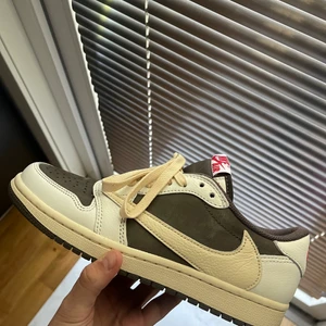 Travis Scott Jordan 1 Low ”reverse mocha” - Kvitto samt box och skosnören finns. Helt nya 