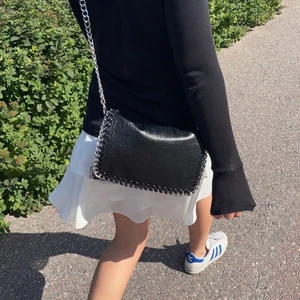 Tiamo väska svart - Ganska ny väska köpt i början av sommaren och har inga skador. Köpt i butik för 500 kr, silvrig kedja 