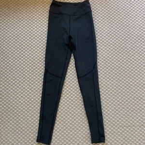 ICIW träningstights  - Svarta tights från ICIW. Hela och fina.