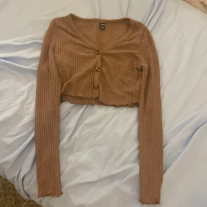 tröja xs  - Superfin tröja storlek xs. Använd en gång, nyköpt pga att jag råkade köpa 2 plagg istället för 1. 