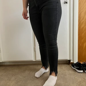Low waist jeans - Från Zara, svarta low waist med slitning nertill.