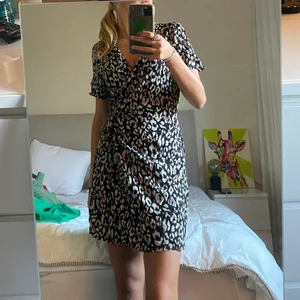 Klänning - Klänning från H&M I strl S. Sparsamt använd. Nypris: 199kr Mitt pris: 50kr Vid en snabb affär kan priset diskuteras 💸 Kan mötas i Tyresö eller skickas. Frakt kan tillkomma! 