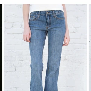 Brielle 90s jeans  - Säljer dessa jeans ifrån brandy Melville, har sprättat upp dem längst ner för att passa min längd, är 172. Annars inga defekter 🌸 Passar mig perfekt i midjan som har 82 cm🎠 Tryck inte på köp direkt ⚠️   