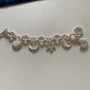 Rochas armband - Jättefint Rochas armband i silver. Med fem fina berlocker. Nyskick och aldrig använt🙌🏻 Ordinarie pris 935kr  Priset kan prutas 