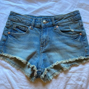 Lågmidjde shorts - Trendiga slutsålda låt midjade shorts från Hm, strl 36 🤍