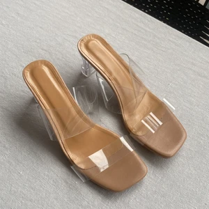 Klackar med genomskinliga band/klack stl 38 - Klackar med genomskinliga band/klack stl 38. Klackhöjd 7 cm. Använda vid ett tillfälle.