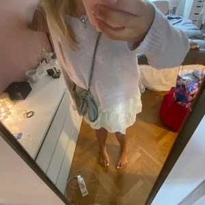 Volangkjol - En vit söt volangkjol från Gina tricot i storlek M i använt skick!!!!! Så snygg under en oversized tröja 💝💝💝💝