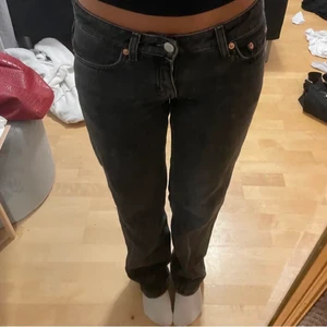 weekday low arrow straight  - intressant kolla mina jeans från weekday ! använda 1 gång men säljer för lägre pris då jag köpte de här på plick! de har inga defekter , inrebenslängd: 71 cm⚠️säljer bara vid bra bud⚠️ 