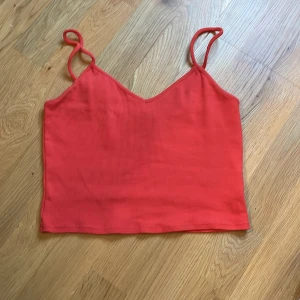 Linne! - Rött linne från Monki! Köpte den förra sommaren men har inte använt sedan dess. Köparen står för frakten!