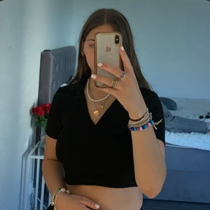 T-shirt med krage - T-shirt med kragen som tyvärr inte framhävs på bilden. Köparen står för frakten!