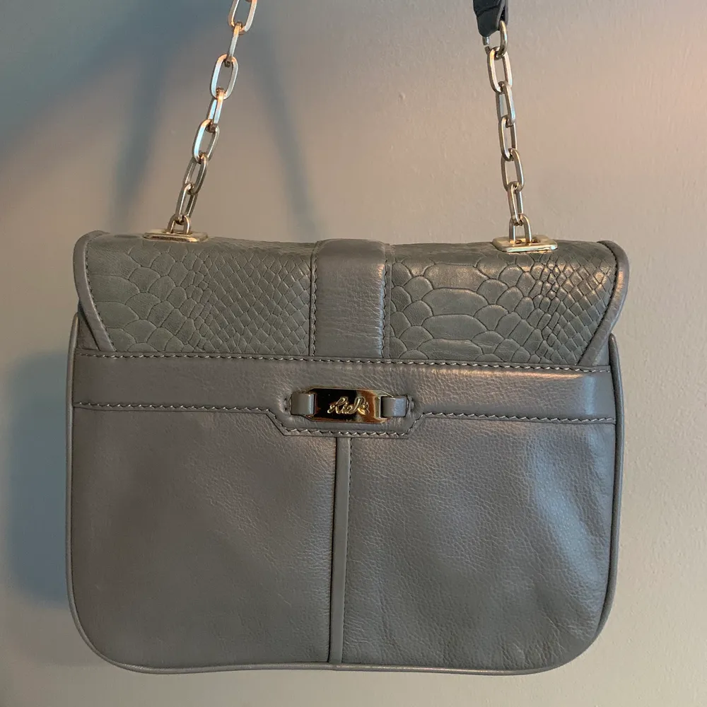Säljer nu denna väska i en jättefin grön färg med silver detaljer🫶🏾 Är i väldigt bra skick då jag knappt använt den☺️ (äkta läder). Väskor.