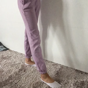 Gina byxor lila xxs 100kr -  Inget fel på dom har bara tröttnat och skaffat mer mjukisbyxor. ordinarie pris 250kr men säljer dem för 100kr stolek xxs men är väldigt stretchiga. Ljus lila och två fickor på sidorna.