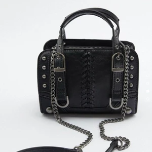 Zara väska ny - Säljer denna väskan från zara, den är helt ny, lappen kvar. Nypriset är 399, den är helt slutsåld. Bud är bindande, frakten ingår inte i priset. Frakten kostar 49 spårbart paket med postnord⭐️