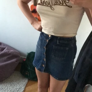 Söt minikjol  - Söt jeans minikjol 90s <3 Prisk kan diskuteras tar inte ansvar för postens slarv, är inte säker på frakten:)