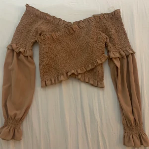 Topp - Jättefin topp, använd 1-2 gånger pga att den är för liten. Storlek L men ganska liten i storlek så skulle säga att den passar S/M 💗