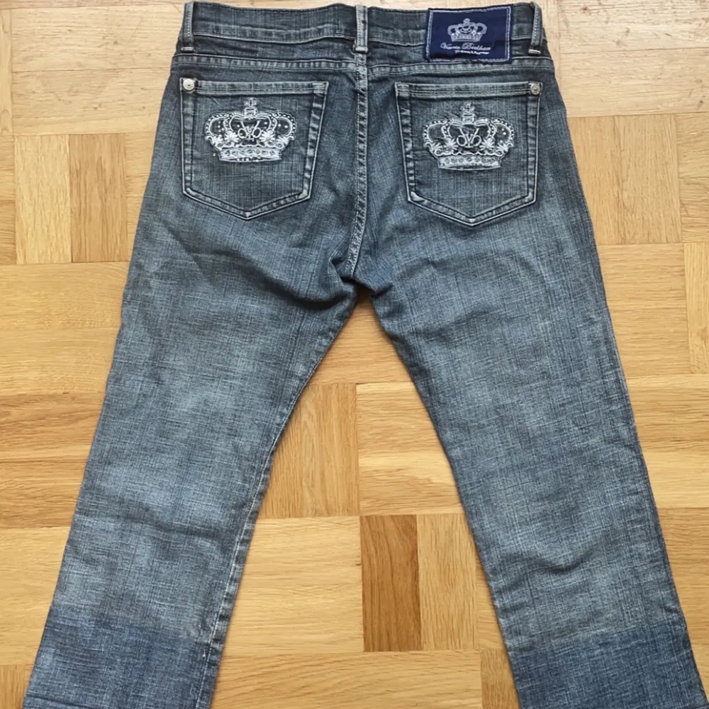 !ANVÄND INTE ”köp direkt” ! ett par lowwaist bootcut Victoria Beckhamn jeans som inte kommer till användning då dem är för korta på mig💗 ( 38,5 midjan, 62 cm från grenen)   direkt pris= 700 (stort intresse) ❤️. Jeans & Byxor.