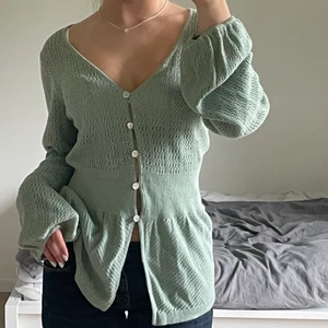 Grön kofta  - Supersöt kofta, kommer ej ihåg vart den är köpt men märket står på lappen (sista bilden), köparen står för frakten på 66kr