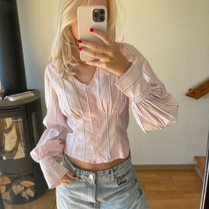 Rosa skjort-tröja från Gina Tricot 💓 - Den kommer tyvärr inte till användning längre. I storlek 34 men hade sagt att den är mer som en 36-38