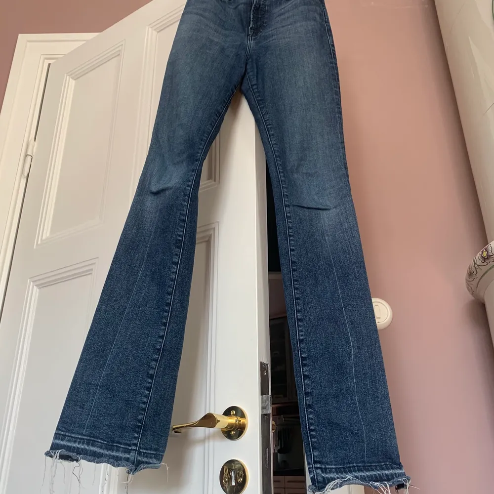 Stretchiga bootcut jeans från Frame, köpta i New York. De sitter jättebra och känns som nya. De köptes för lite på 2000 kr, så ta väl hand om dem🙈. Jeans & Byxor.