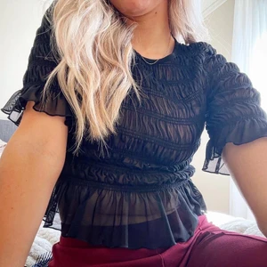See through svart top - En genomskinlig, jättefin svart top i stretchigt material.  Sparsamt använd ♥️ Storlek: S