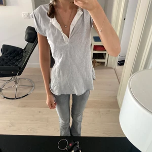 Brunello cucinelli topp - Kortärmad tröja från Brunello cucinelli. I toppskick! Hittar ej storlek men skulle säga S