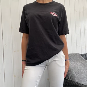 Dickies T-Shirt - Säljer denna Dickies T-Shirt strl XS köpt på Carlings. Säljer då den inte längre används. Är fler intresserade så startar jag budgivning. Köparen står för frakten💞