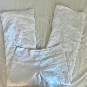 Lågmidjade linnebyxor - Lågmidjade linnebyxor som inte har fickor på baksidan❤️ det finns en dragkjedia längst höften som syns på sista bilden. Sår ingen storlek men måtten är..INRB: 83cm MID: 40cm