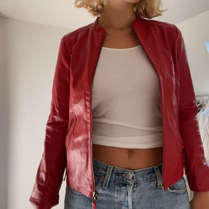 Röd läderjacka  - Röd läderjacka som tyvärr är lite för liten på mig. Sjukt snygg nu till hösten! 🍂🍁