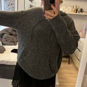 Stickad hoodie - Säljer min extremt sköna stickade hoodie ifrån By Malene Birger eftersom den aldrig kommer till användning. Har tyvärr en defekt längst ner i ryggen men inget som syns jätte tydligt!