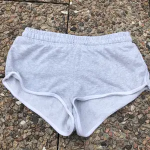 Gråa/vita shorts! Använda ca 6ggr (kommer att tvättas innan skickning)