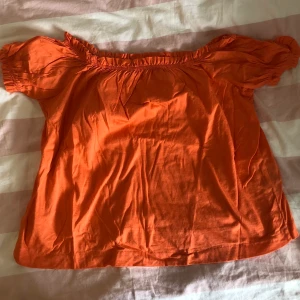 Säljer H&M topp strl M - Säljer en H&M topp pga att jag inte längre använder den och har bytt stil  Jag kan mötas upp, bor lite utanför Jönköping annars står köparen för frakt.  Hör av dig om du är intresserad!!  Köp flera saker samtidigt för ett billigare pris!!