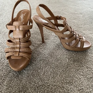 Skor Yves Saint Laurent  - Stilettklack, öppen tå med lite padding i sulan. Klackens höjd: 10 cm. Mkt gott skick och mkt bekväma. Storlek 38 1/2.