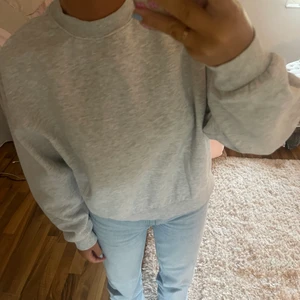 Tröja - grå sweatshirt från weekday 🧚🏼‍♀️