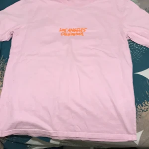 Tröja - Säljer min t-shirt från newyorker som är för liten och pris kan diskuteras 