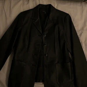 Läderjacka från Kappahl  - Snygg läder kavaj, strl xs från Kappahl 