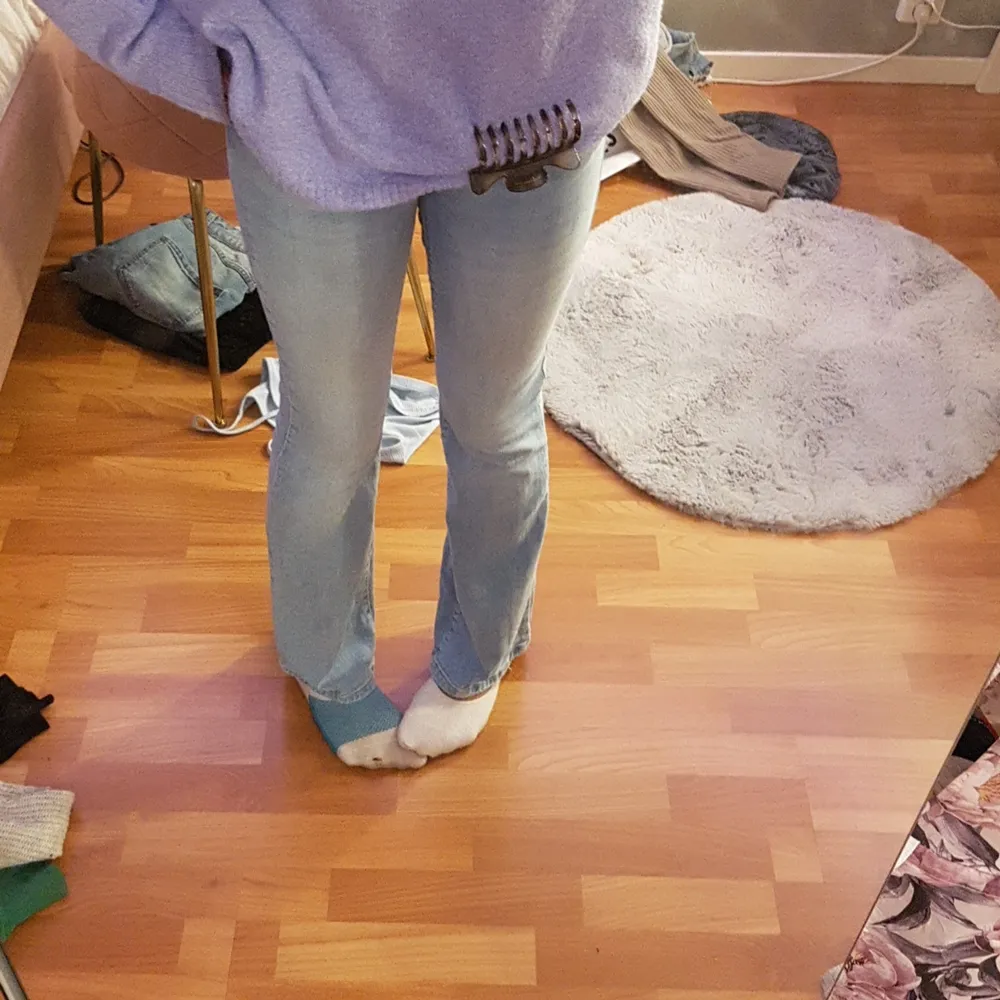 Funderar på att sälja dessa fina low waist jeans, tycker dom sitter perfekt men vill se hur mycket jag kan få för dem, så buda gärna så högt som du skulle kunna betala för dessa!!❤❤❤. Jeans & Byxor.